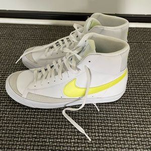 Nike Womens Blazer Mid 77 Sneakers